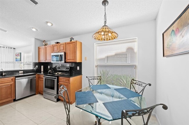 Foto del edificio - 9650 Harbour Lake Cir