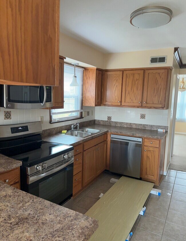 Kitchen - 5429 Grand Lake Cres