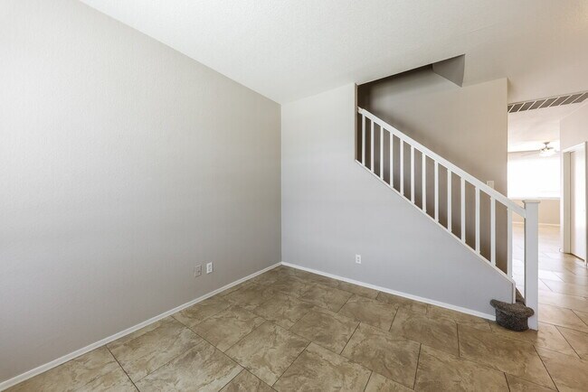 Building Photo - 1222 E Grove St