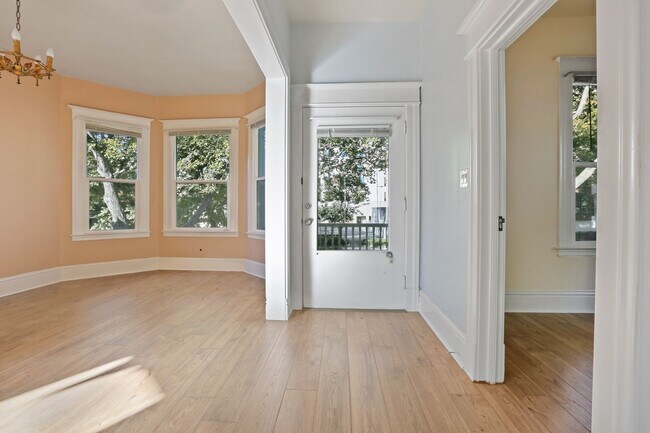 Building Photo - Beautiful Sacramento Downtown 3 Bedroom, 1...