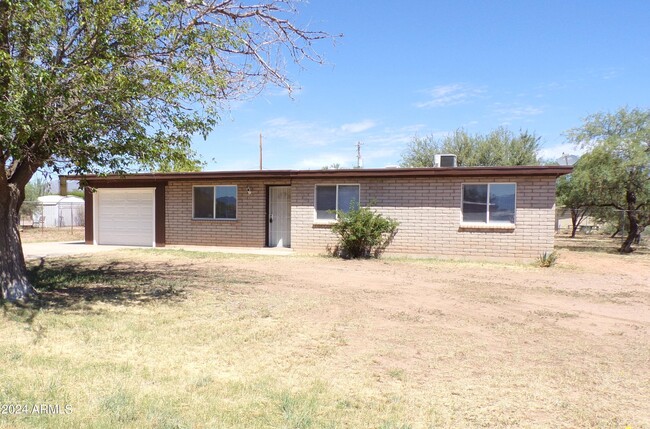 Foto del edificio - 129 E Cypress St