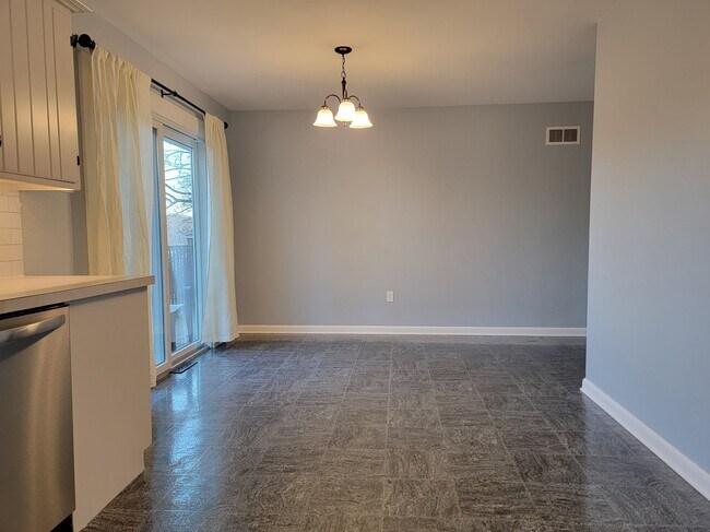 Foto del edificio - 40 Pine Crest Dr