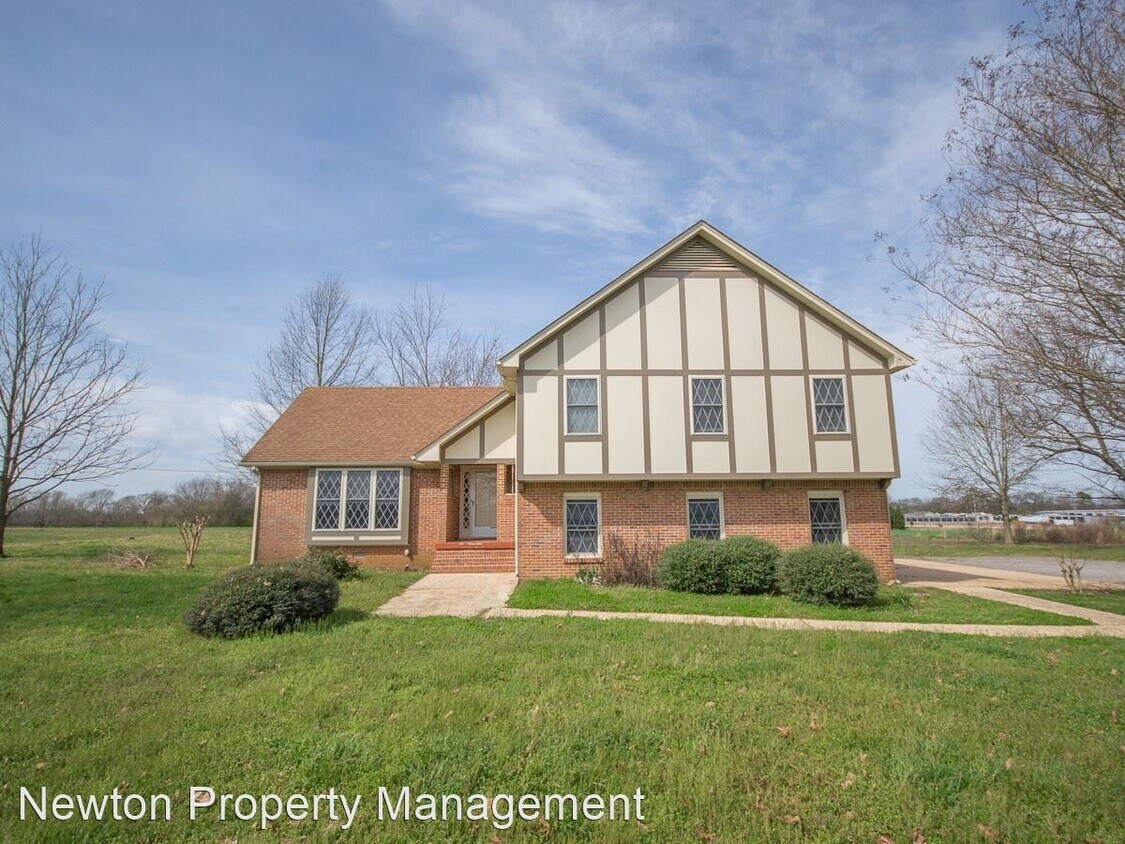 4 br, 2.5 bath House 11915 US Hwy 31 House Rental in Tanner, AL