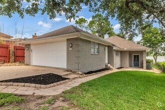 Building Photo - 923 Paradise Ln