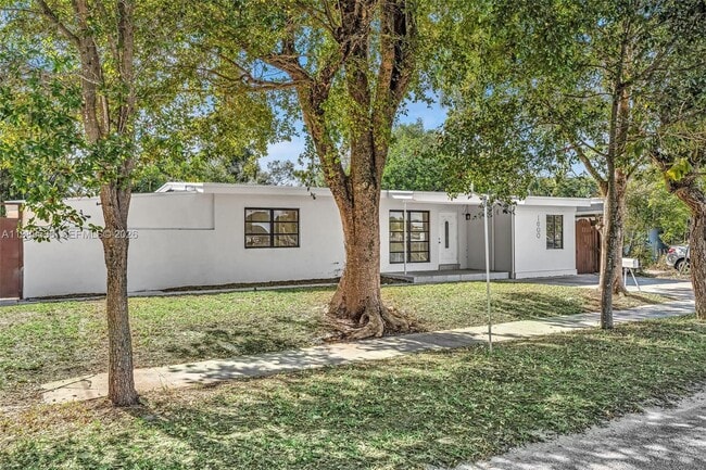 Building Photo - 1600 SW 9th St