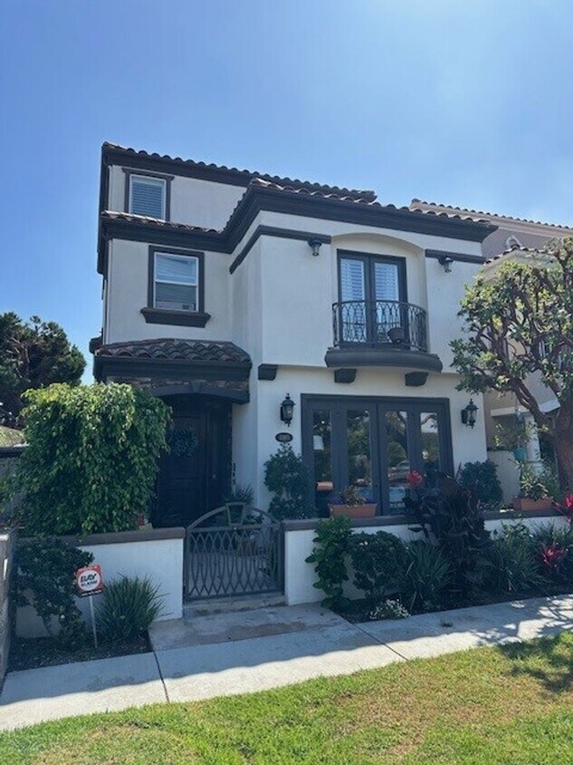 Foto principal - 4 Bedroom 4 Bath 3 Story Home,