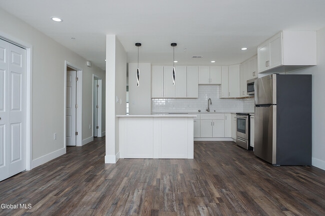 Building Photo - 6 Arrow St