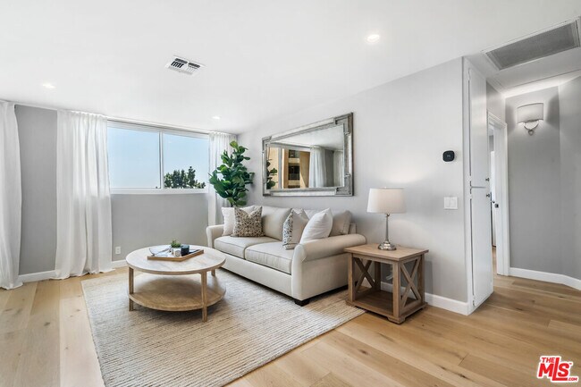 Building Photo - 100 S Doheny Dr