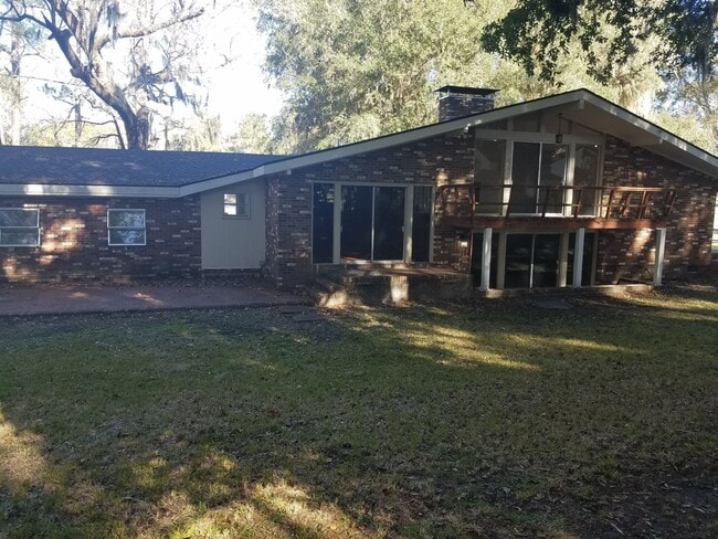 Foto del edificio - Charming 3BD/2BA Two-Story Home with Picturesque Pond Views in Lakeland