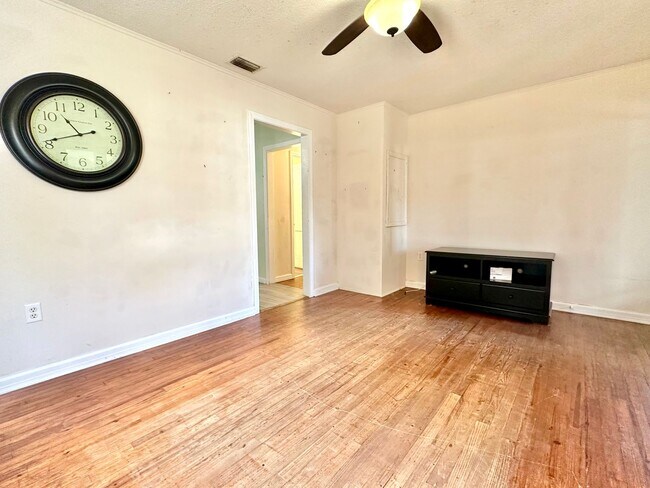 Foto del edificio - Perfectly-placed 2Bedrooms/1Bath home with sunroom in the heart of Deland!