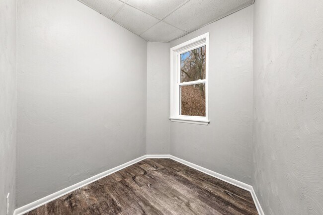 Building Photo - Recently Renovated 2bd / 1ba Townhouse on ...