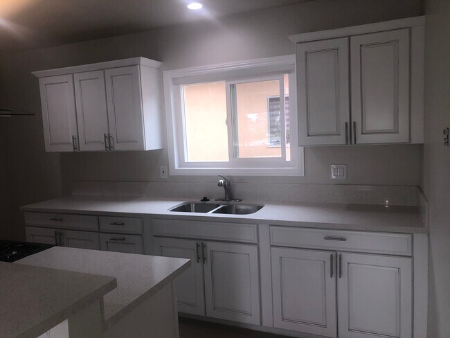 Kitchen - 5461 Kingsley St