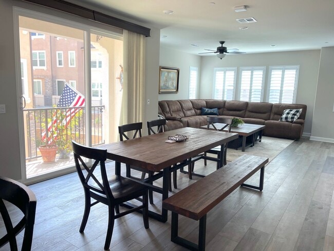 Building Photo - Gorgeous highly upgraded townhome in the b...