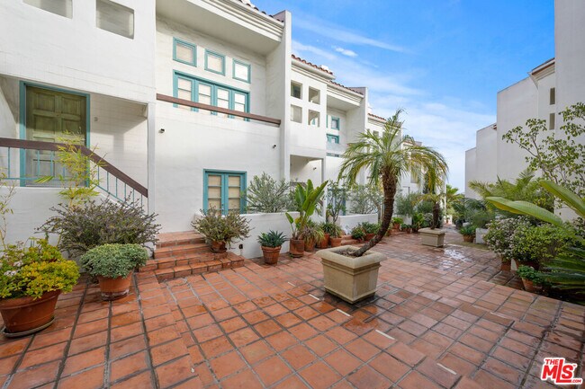 Building Photo - 8562 N W Knoll Dr