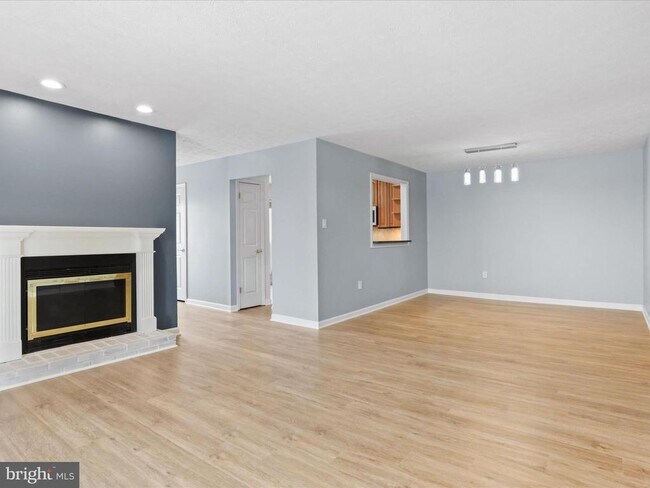 Foto del edificio - 10061 Oakton Terrace Rd