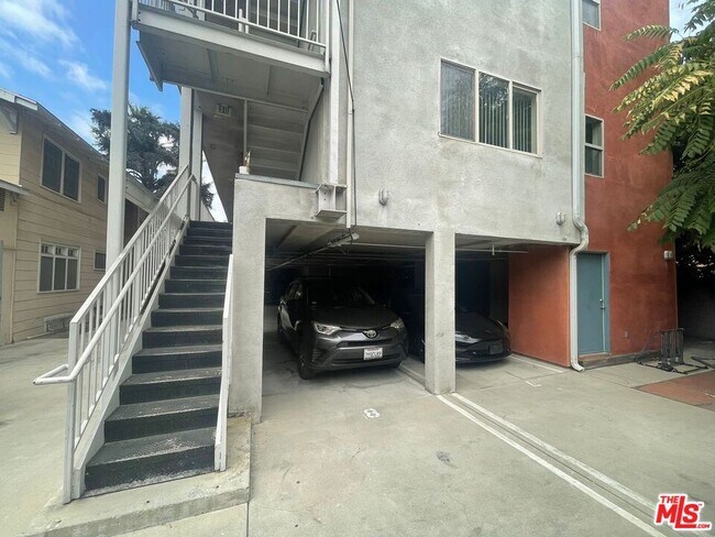 Foto del edificio - 1186 W 36th St