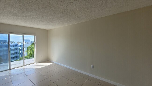 Building Photo - 9360 Fontainebleau Blvd