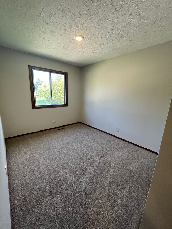 Building Photo - Millard 3 Bedroom