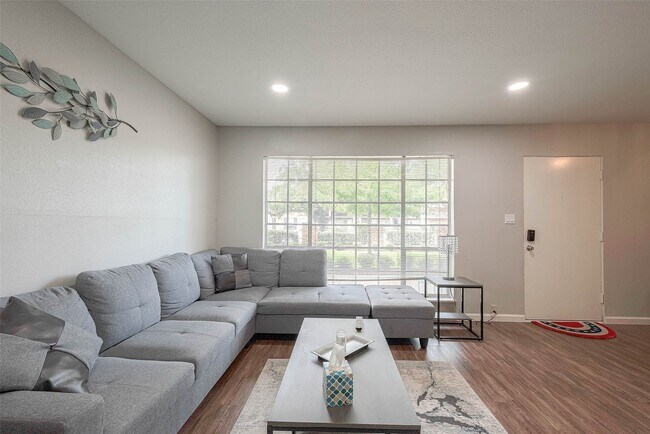 Foto del edificio - 2121 Fountain View Dr