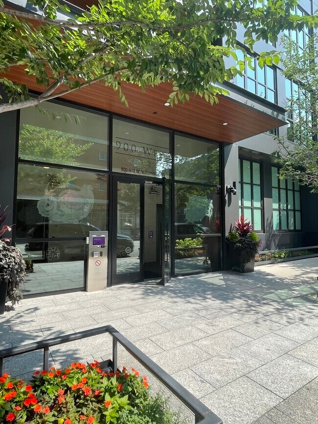 Foto del edificio - 900 W Washington Blvd