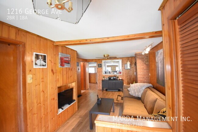 Photo du bâtiment - COZY 2 BED/1 BATH HOUSE IN EAST WINDSOR + UTILITIES