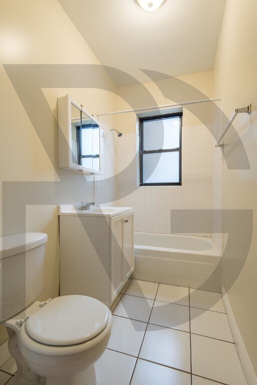 Foto del edificio - Large 1 bed in Courtyard building