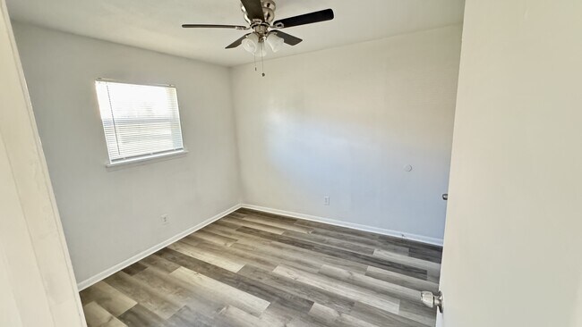 Building Photo - 605 Sunset Ln