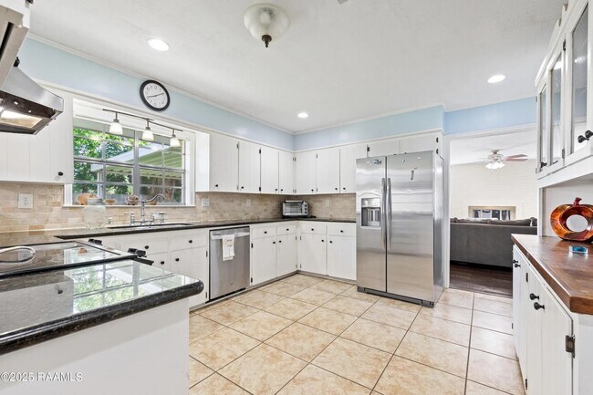 Building Photo - 305 Orgeron Dr