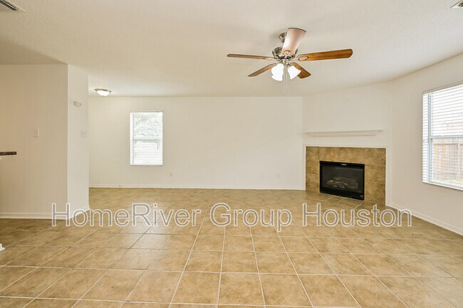 Building Photo - 20942 Foxwood Garden Dr