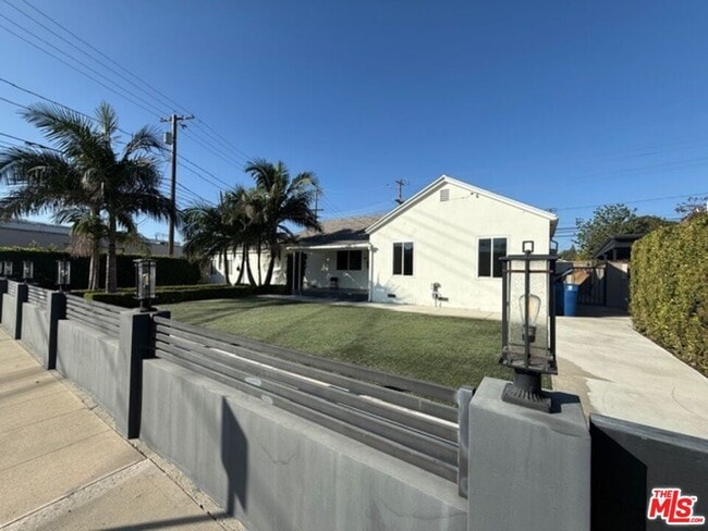 Building Photo - 1411 N Avon St