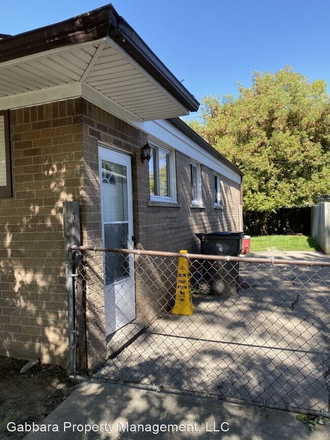Building Photo - 3 br, 1 bath House - 19615 E. 14 Mile Rd
