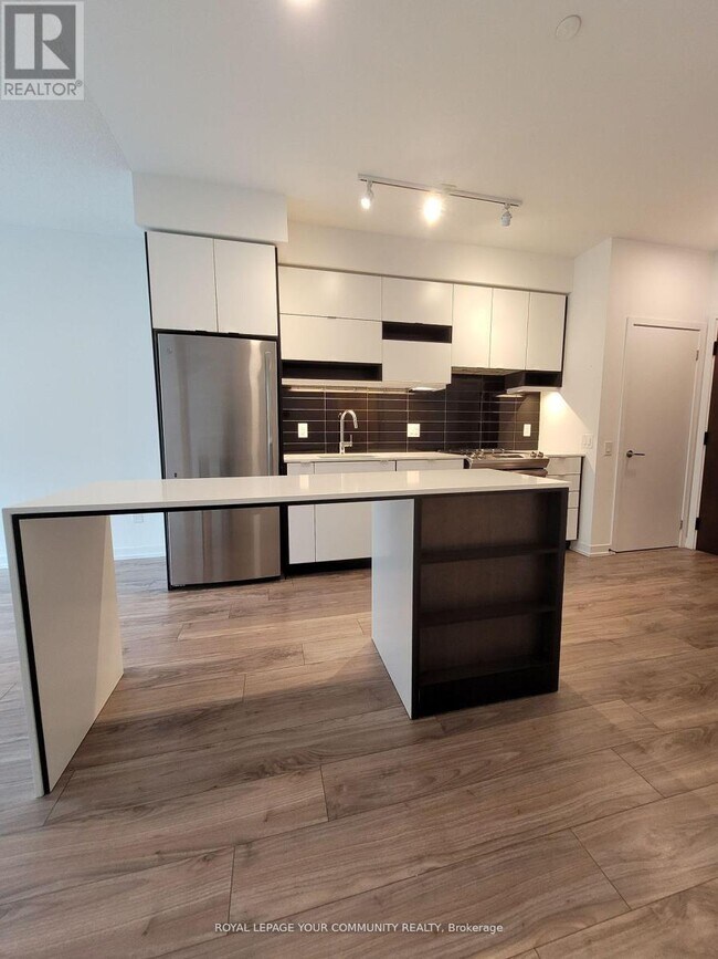 Photo du bâtiment - 4065-4065 Confederation Pkwy