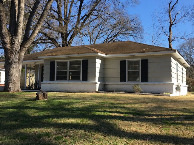 Building Photo - Updated 3 bedroom home with large fenced i...