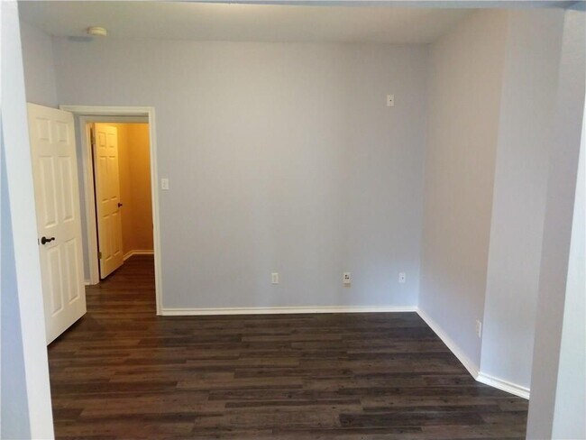 Foto del edificio - 1007 Russwood Cove