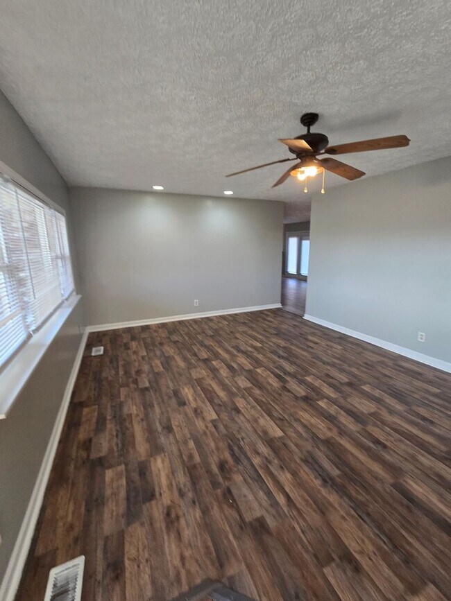 Foto del edificio - Three Bedroom Home located near South Arlington Ave and Stop 11 Rd