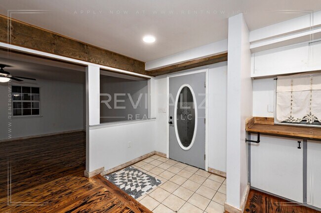 Foto del edificio - Charming Foley Bungalow with Timeless Char...
