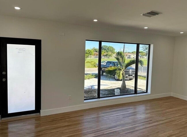 Building Photo - 170 W 58th St