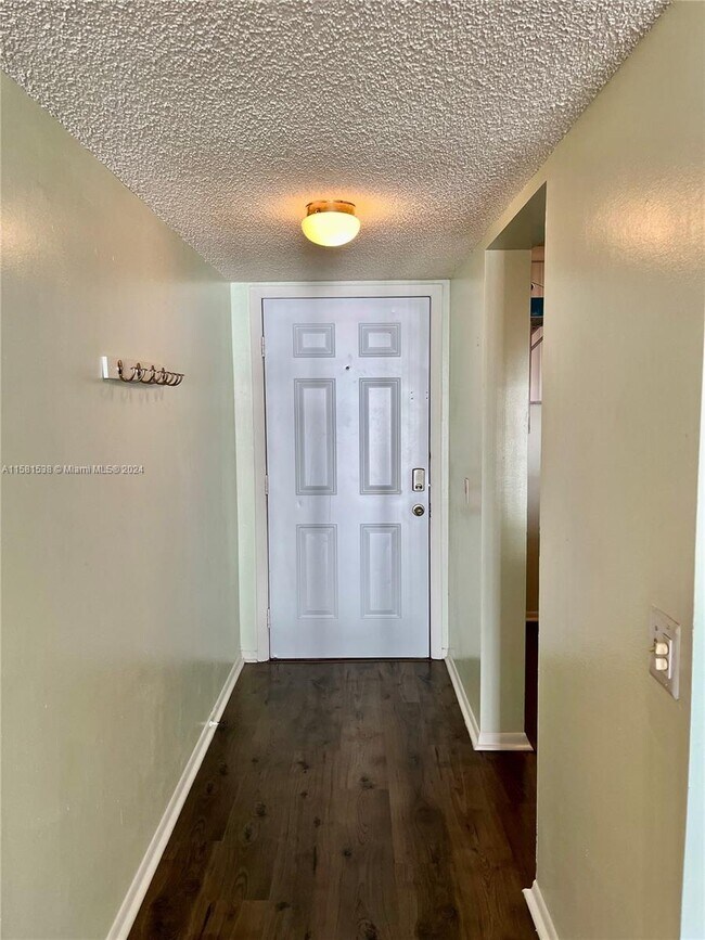 Building Photo - 111 Lake Emerald Dr
