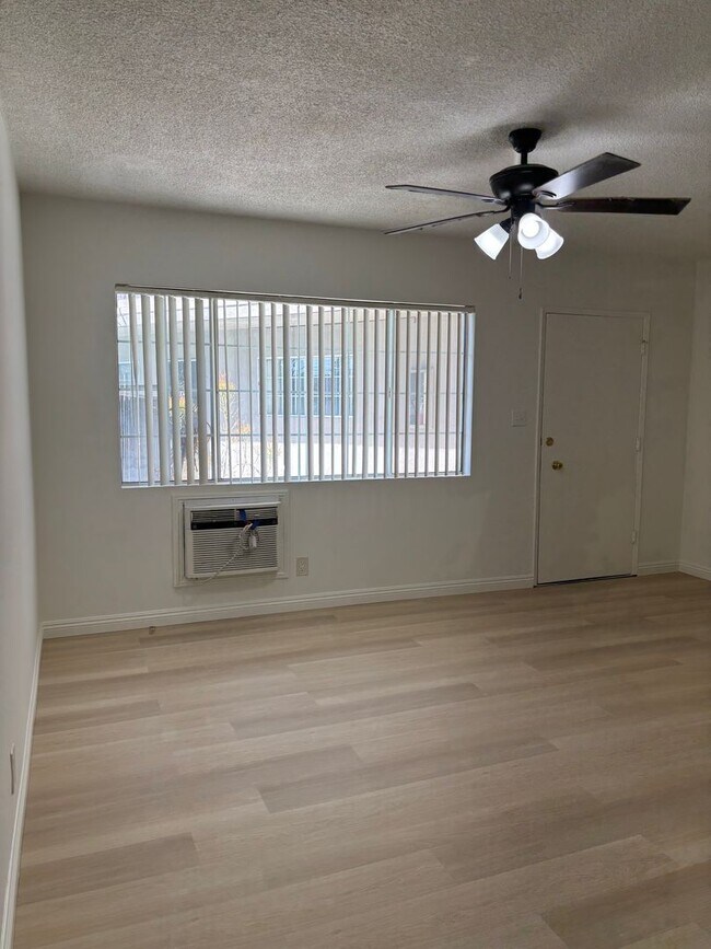 Building Photo - One Bedroom in Los Angeles with Swimming Pool Available Now!