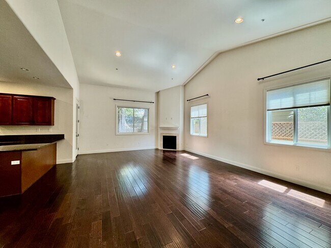 Building Photo - 1365 Magnolia Ave