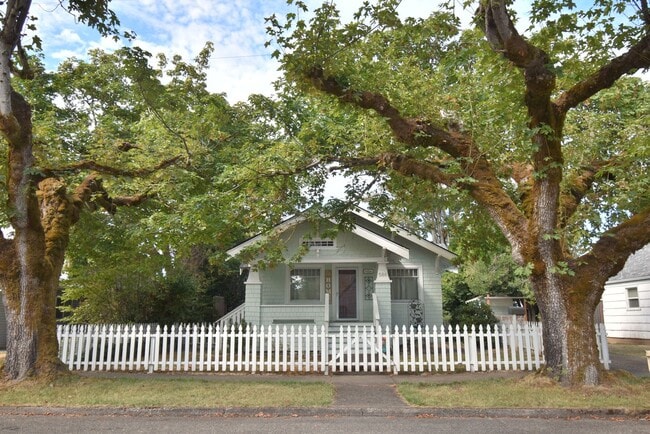 Building Photo - Beautiful Unique Home in Downtown Lebanon!