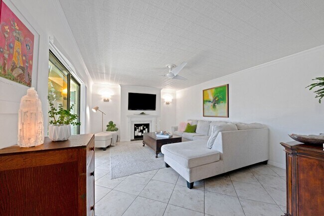 Building Photo - Elegant Lakeview Townhome – Hardwood Floor...