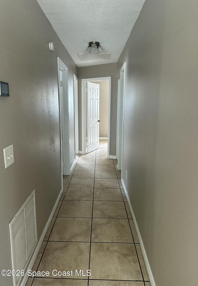 Foto del edificio - 205 Crown Blvd