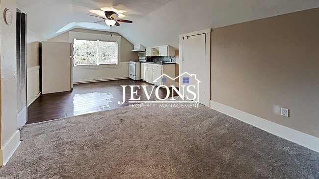 Building Photo - Make yourself at home in this apartment lo...