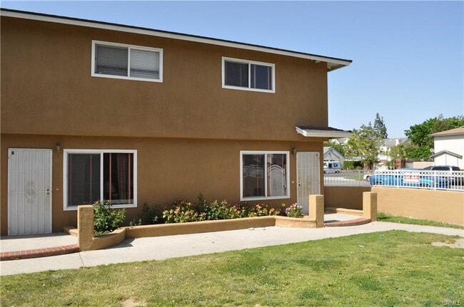 Building Photo - 570 Penrose Dr