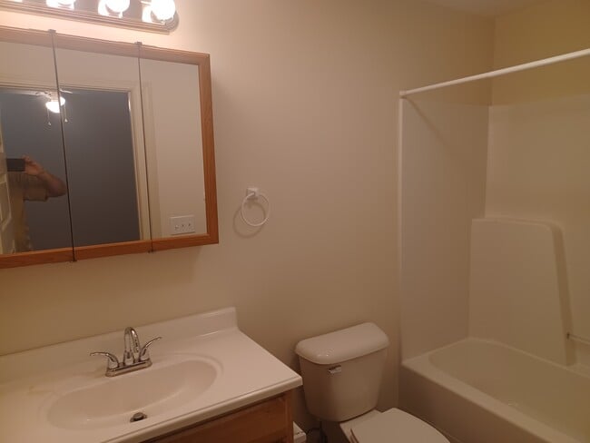 Building Photo - 811 Island View Dr