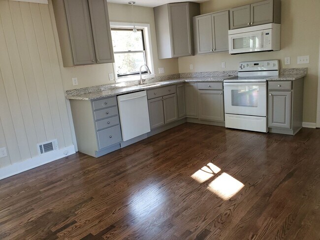 Building Photo - Desirable Woodstock Location!