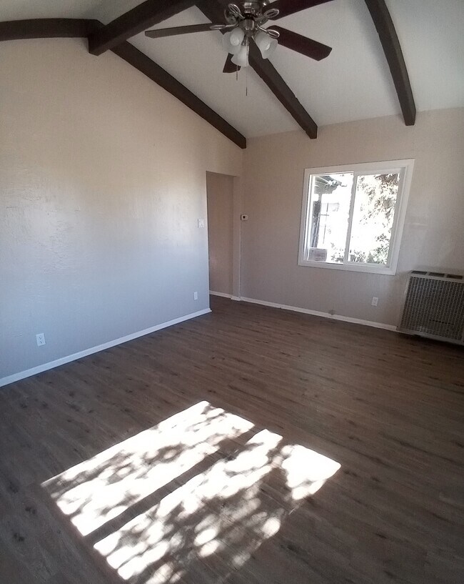 Foto del edificio - 11618 Rosewood Ave