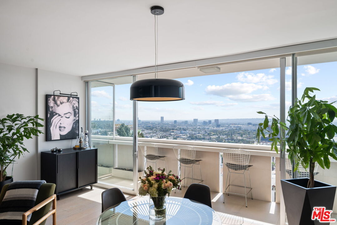 Foto principal - 8787 Shoreham Dr