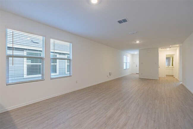 Building Photo - 240 Sambre St